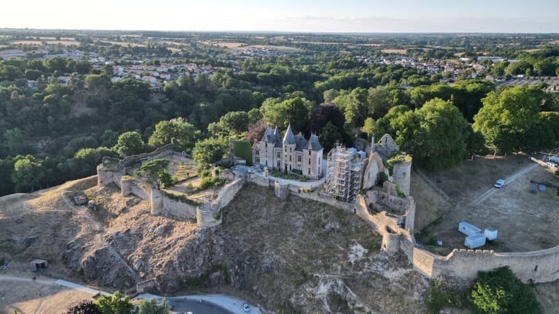 Château sur son éperon rocheux au coucher du soleil