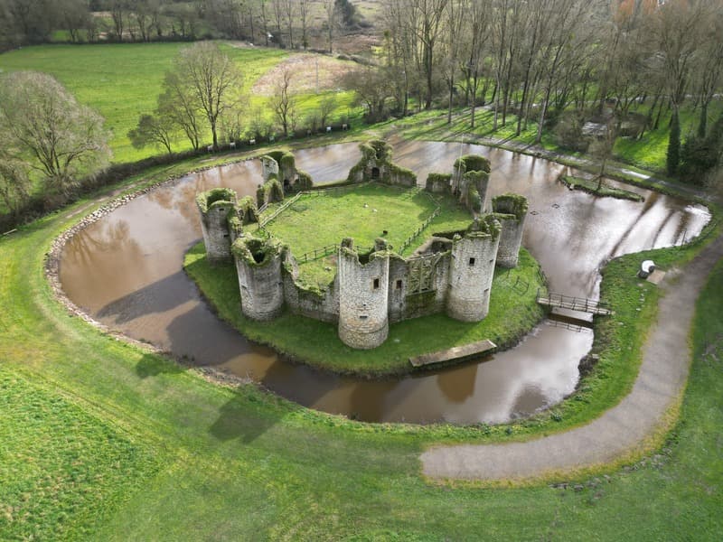 Ruines d'un château entouré de douves