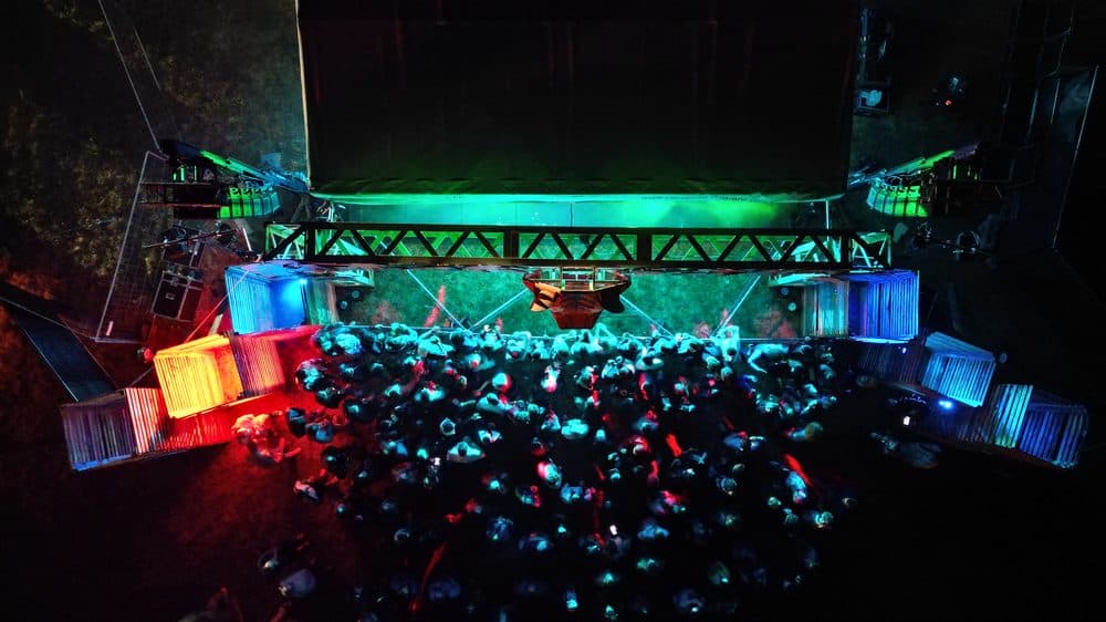 Scène de concert en plein air et public, vus du ciel
