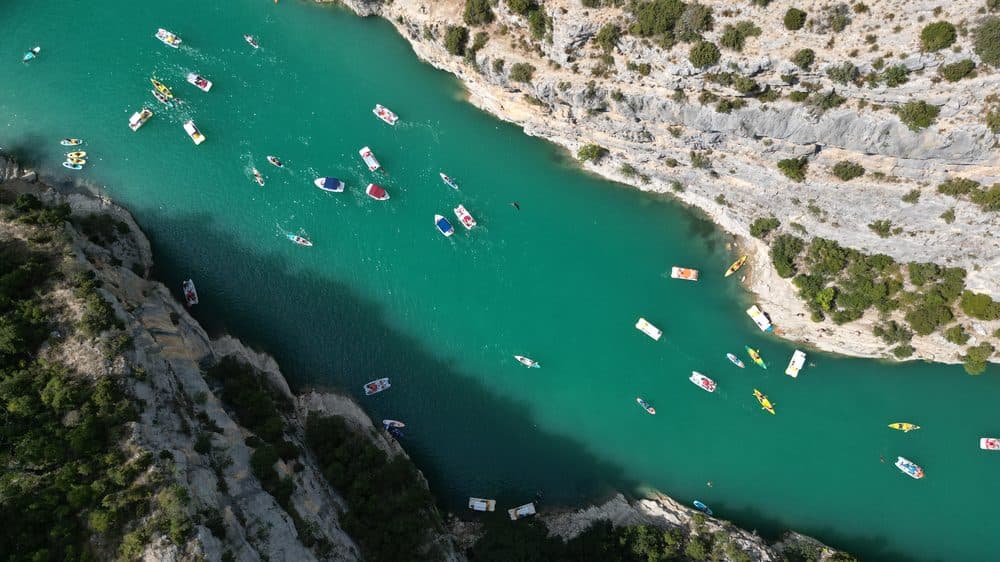 Rivière turquoise encaissée entre deux falaises, vue du ciel