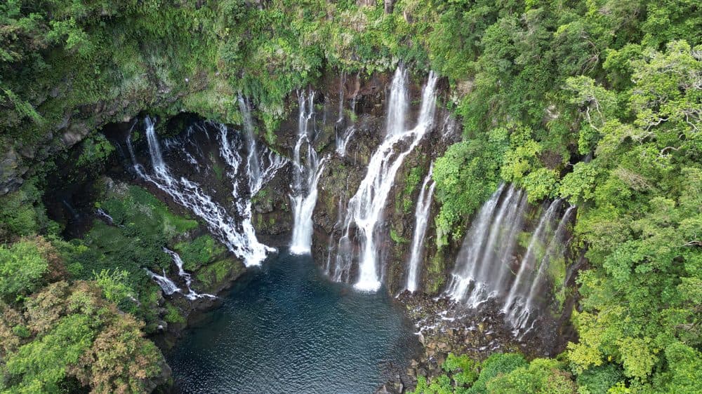 Cascades tombant dans un bassin, vues du ciel