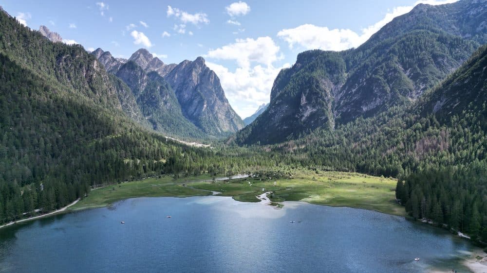 Lac de montagne entouré de sommets, vu du ciel